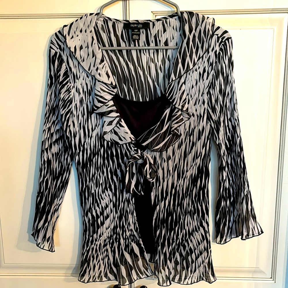 STYLE & CO black and white pleated blouse with tie front. Built in tank. 10P